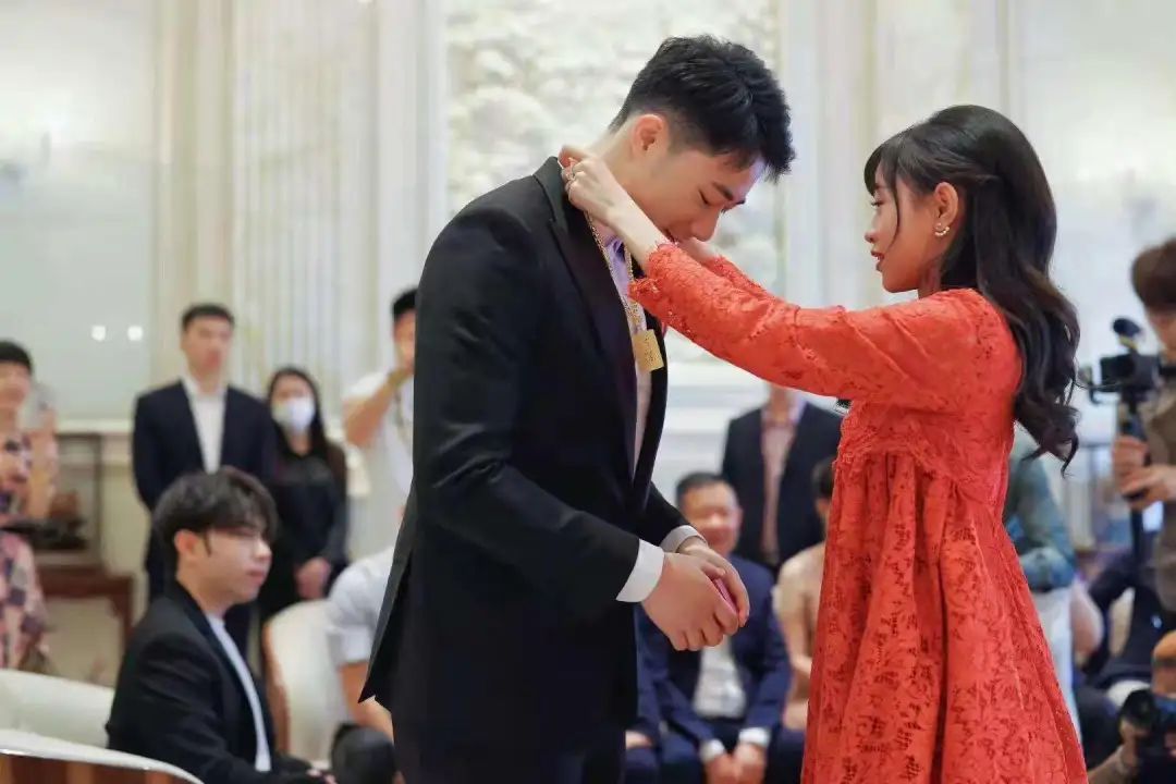 特步千金嫁七匹狼公子,泉州系六大家族豪门联姻局,标价1009亿(图1)