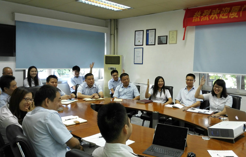 中山永辉化工股份有限公司管理咨询+企业文化咨询项目启动大会(图2) 启动会参会核心员工举手承诺